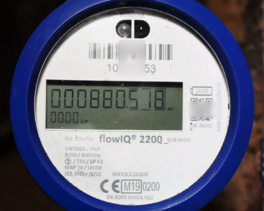عداد مياه رقمي يعمل بالبطارية بشاشة LCD تعرض الاستهلاك بالمتر المكعب ويرسل قراءاته لاسلكيًا على تردد 868 MHz